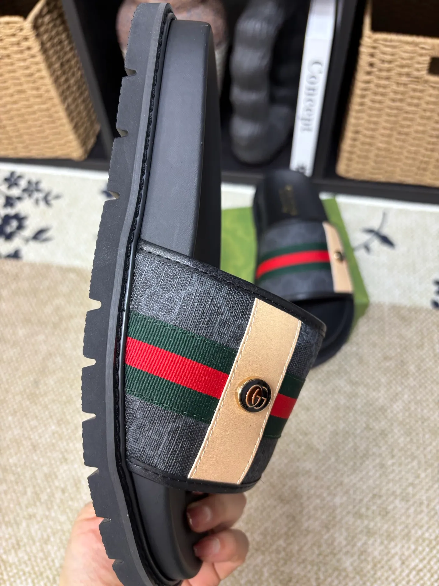 Factory 💰 300 yuan Gucci slippers] high-end men's shoes brand official website 1:1 latest masterpiece: original mold customization, the fabric is made of imported original materials, upgraded outsole, lighter and non-slip. The market's top quality, simple yet tasteful, a must-have for fashionistas, fashionable at your feet, full of confidence, the same style at the counter 👍The season of summer slippers is here. Code: 38-45 (45 customized)